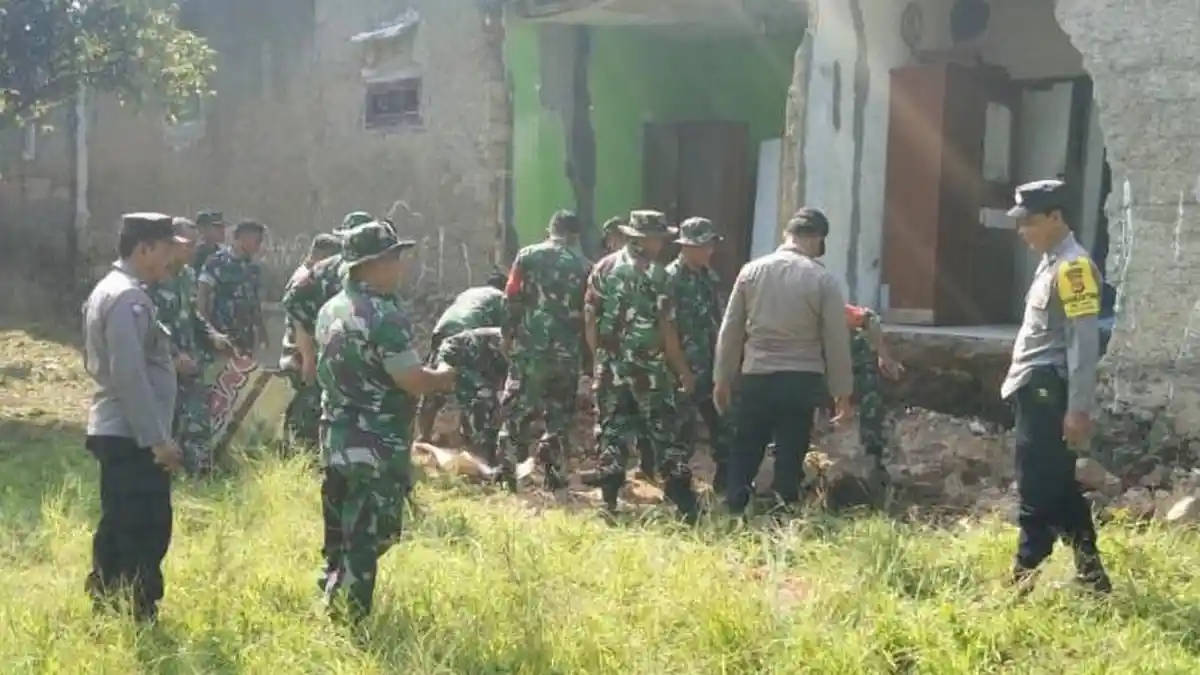 Curah Hujan yang Tinggi Bikin Tembok Rumah Warga Ciawi Kabupaten Bogor Ambruk