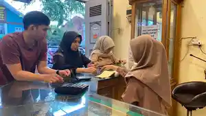Transaksi-di-sebuah-toko-emas-di-sabang.jpg