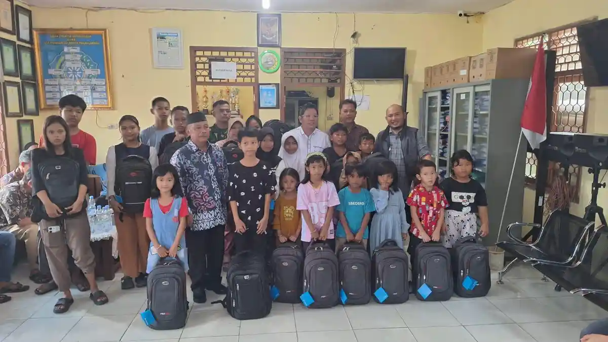 22 Anak Desa Pedindang Dapat Peralatan Sekolah
