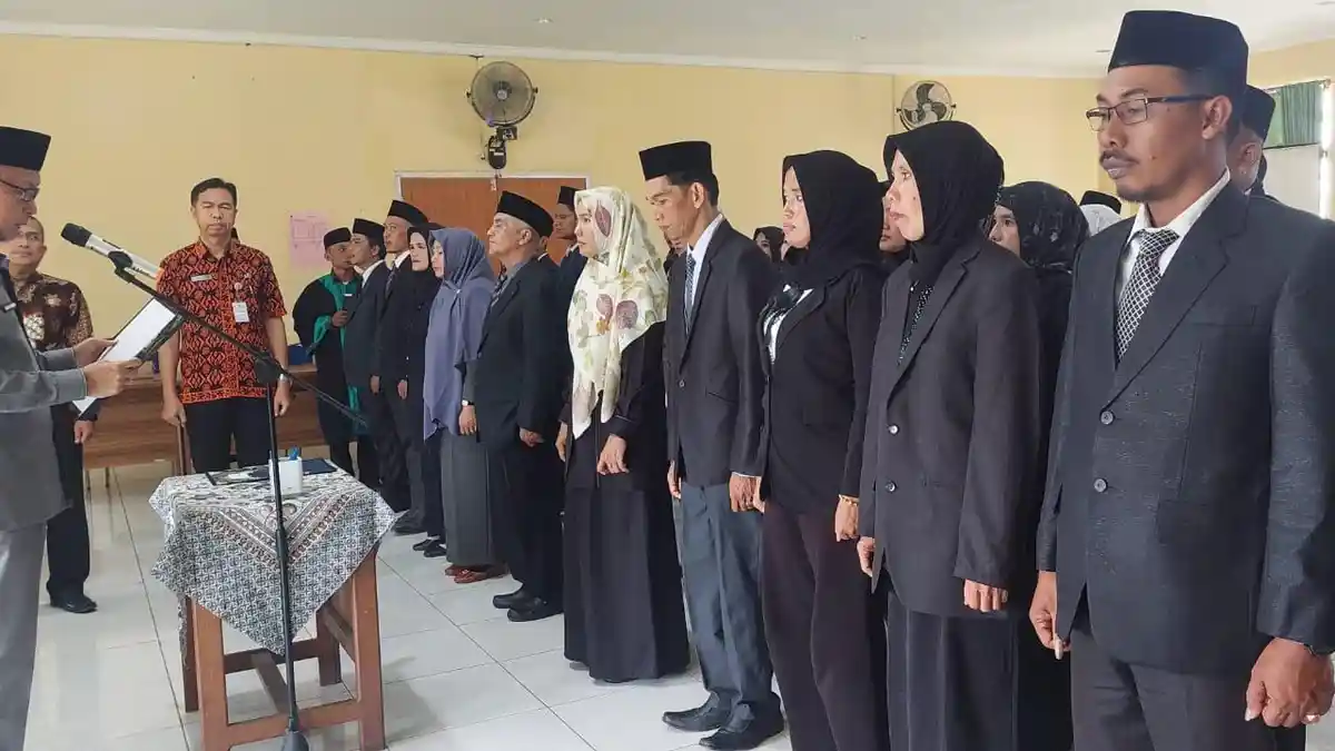 Sekda Tanjab Barat Lantik Puluhan Pejabat Eselon III dan IV