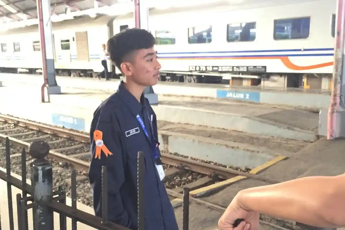 Berawal dari Suka Kereta Api, Arvin Kini Jadi Relawan di Stasiun Amankan Para Pemudik
