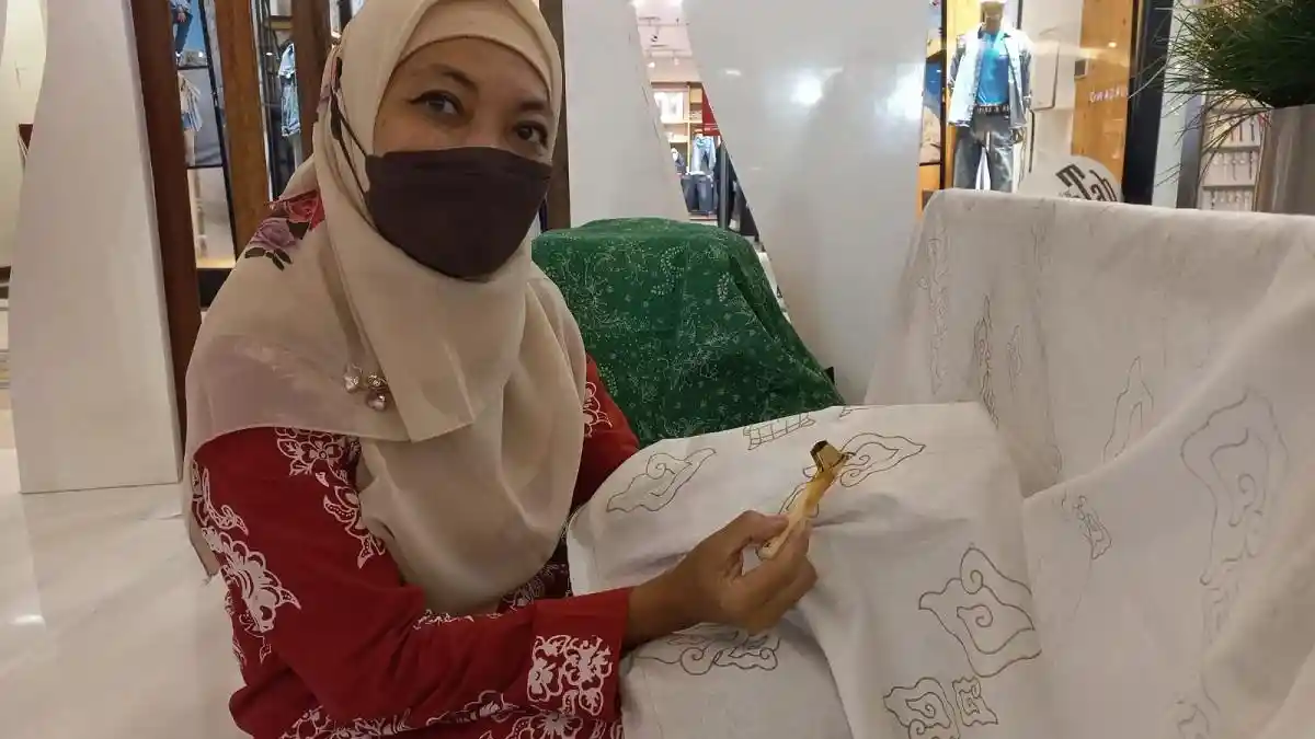 Errina Perajin Batik Tulis: Membatik itu bisa Mengurangi Stres