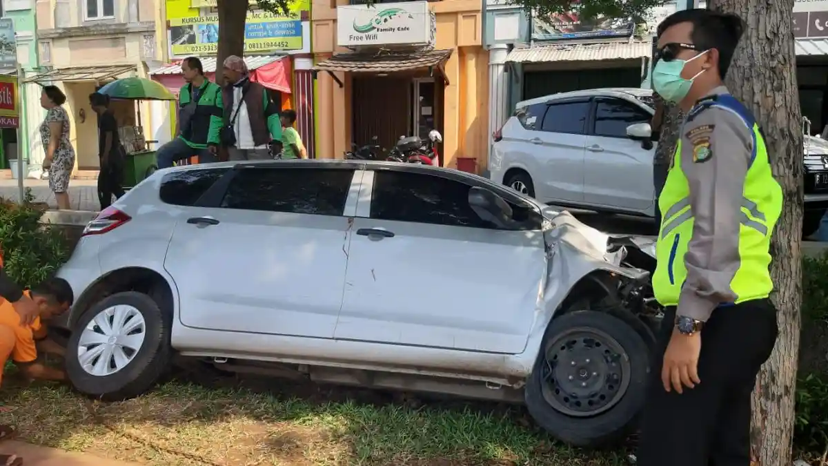 Diduga Mengantuk, Pengendara Mobil Kecelakaan Tunggal Tabrak Pohon Hingga Luka Parah di Serpong