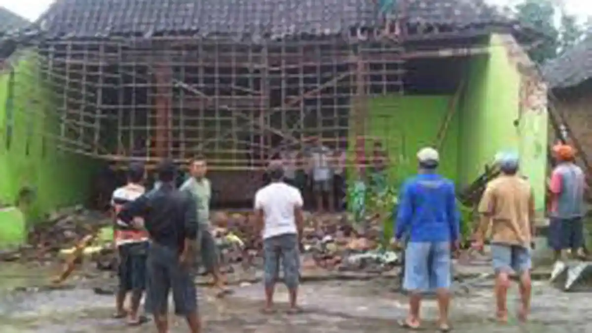 Rumah Mbah Waginem Ambruk tak Kuat Tahan Abu Vulkanik