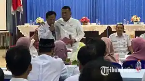 Kepala-SMPN-1-Ponorogo-Imam-Mujahid-saat-sampaian-pengunduran-diri-Rabu-4102023.jpg
