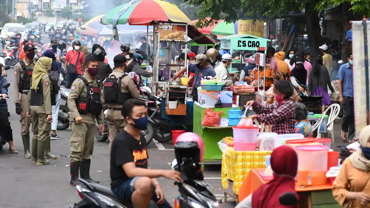 Satpol PP Nasihati Tuna Wisma yang Dijemput Pulang Keluarga dari GOR Ciracas