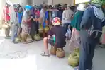 warga-pangkep-berebutan-tabung-gas-elpigi-3-kg-di-pangkalan-zulkifli.jpg
