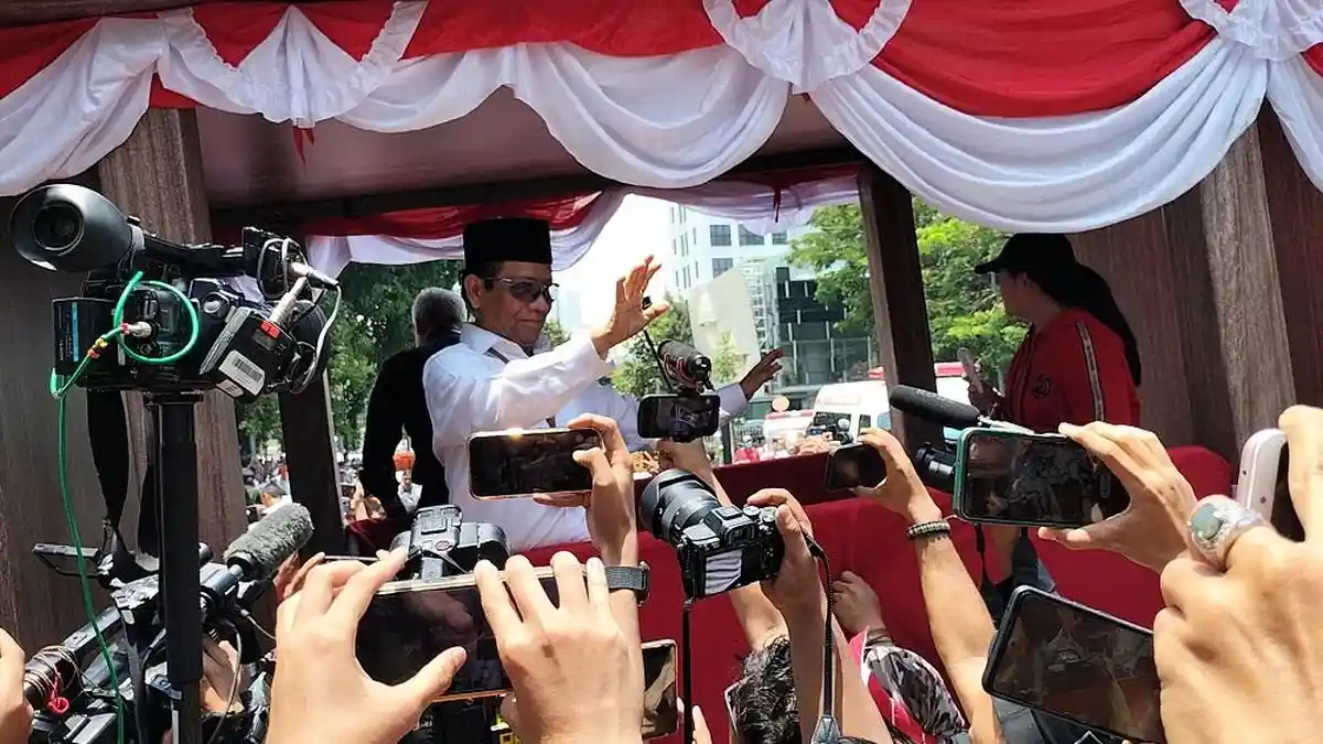 Ganjar-Mahfud Tumpangi Mobil Semi Terbuka Daftar ke KPU RI