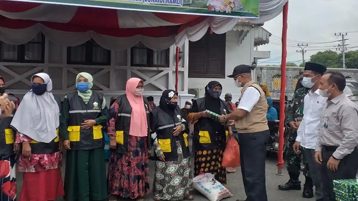 Petugas Kebersihan dan Tuna Netra di Bireuen Terima Bantuan Sembako