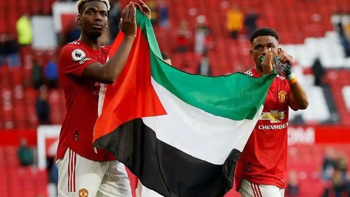 Paul Pogba dan Amad Diallo Kibarkan Bendera Palestina Usai Laga, Solskjaer Angkat Bicara