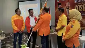 Momen-penyerahan-bendera-kepada-Haris-Yasin-Limpo.jpg