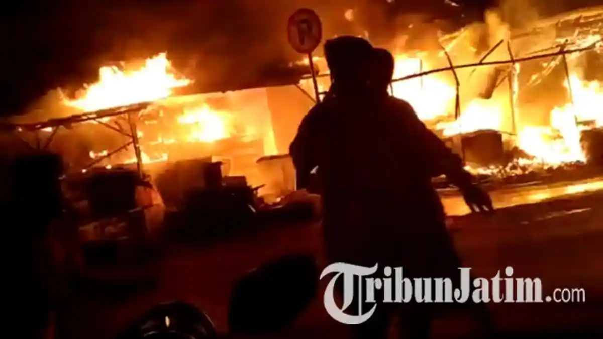 Reaksi Warga Saat Api Ludeskan Lebih 100 Kios di Pasar Tanah Merah Bangkalan, Hanya Bisa Pasrah