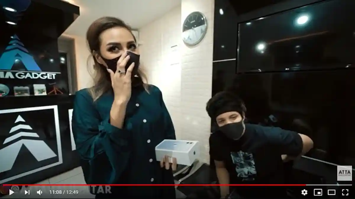 Bahagia Dapat HP Baru dari Atta Halilintar, Aurel: Kemarin Harus Kerja Dulu kalau Enggak Salah