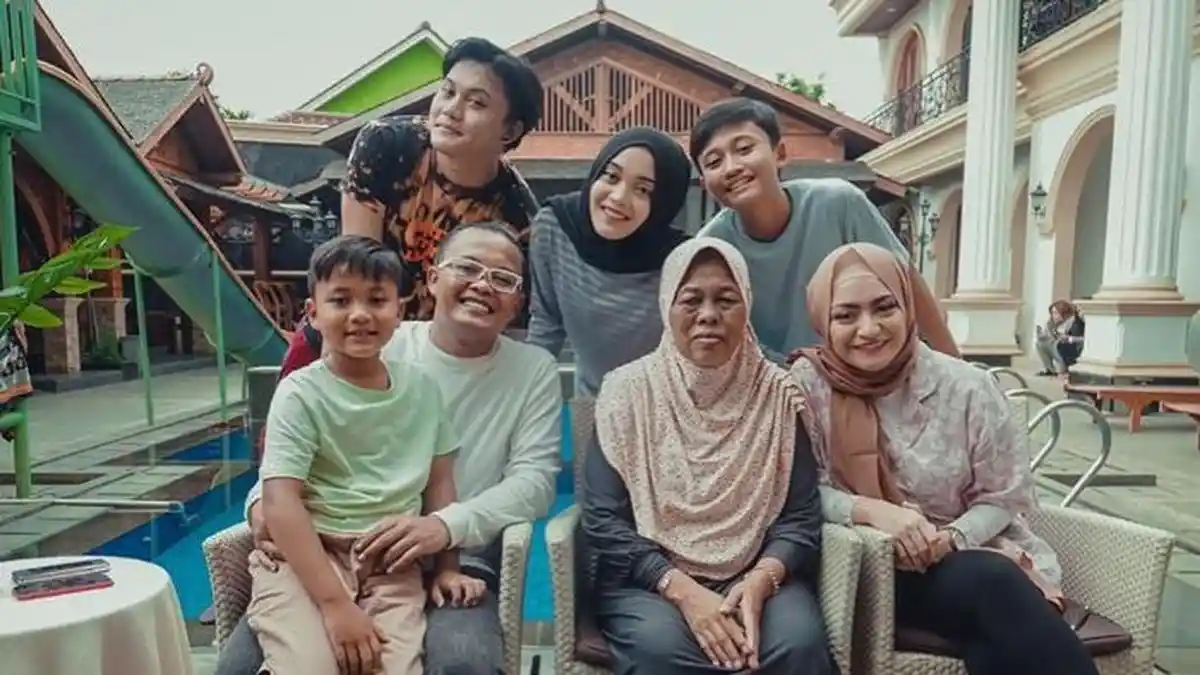 Begini Sikap Nathalie Holscher pada Ibu Sule saat Berikan Kejutan, Cium Pipi hingga Hapus Air Mata