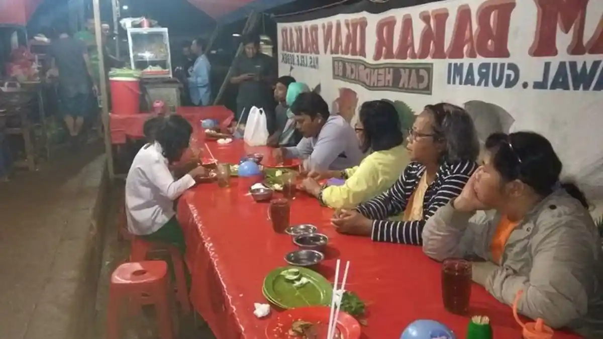 Viral saat Banjir Ini Loh Warung Pecel Lele Cak Hendrix, Cobain Menunya deh, Bikin Nagih!
