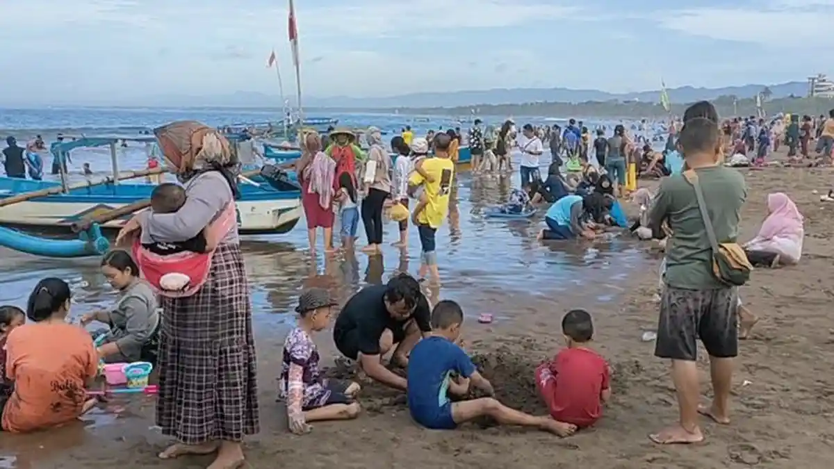 Pantai Pangandaran Dipadati Wisatawan, Beda dengan Sebelumnya, Terjadi Kasus Anak Terpisah Ortu