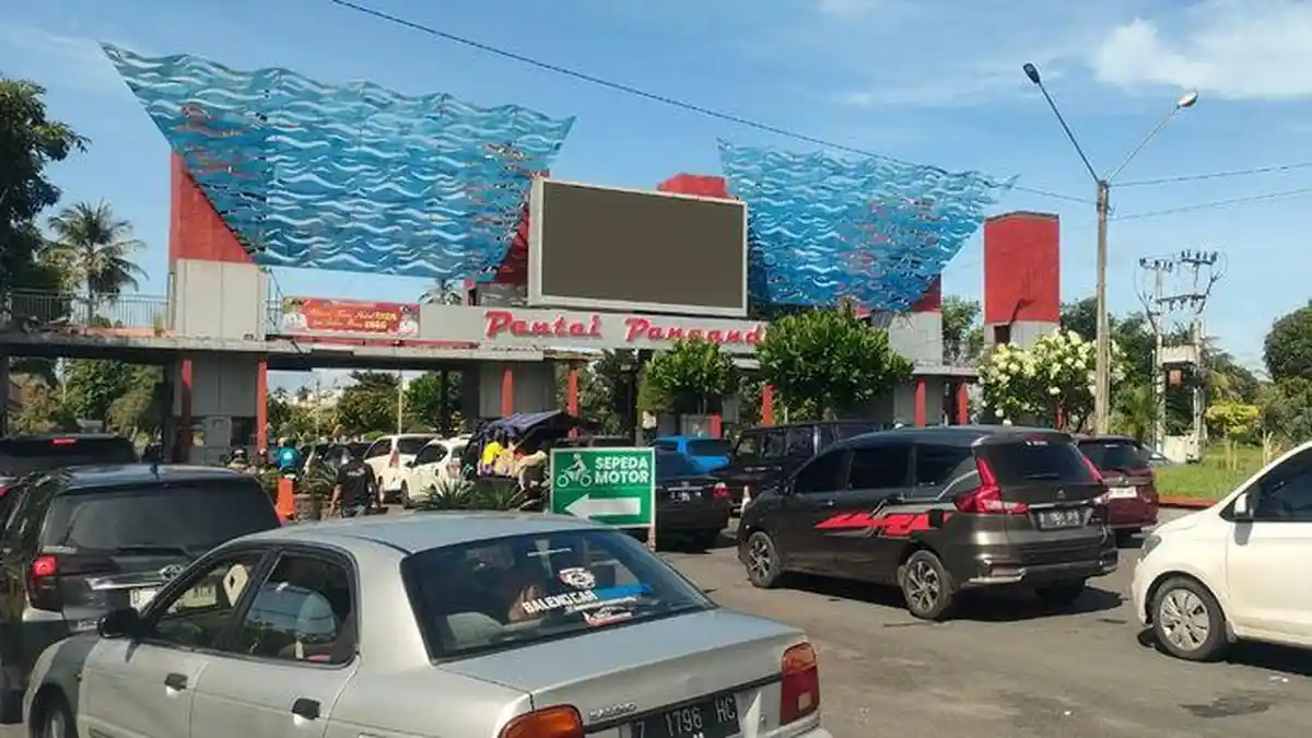 Hari Minggu Ini, Kendaraan Wisatawan Mulai Memadati Objek Wisata Pantai Pangandaran