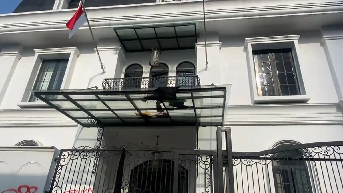 Saat Isi Rumah Eko Patrio Habis Dijarah, Bendera Merah Putih Masih Berkibar di Atas 