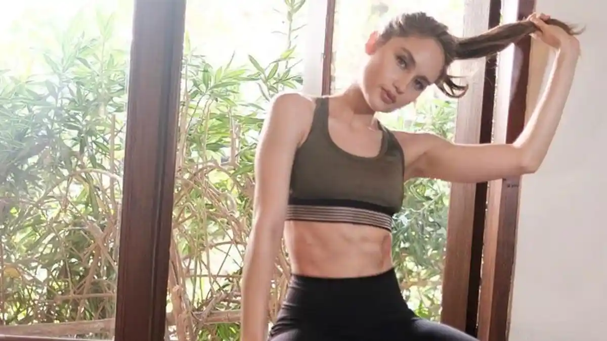 Perut Six Pack Cinta Laura Dapat Pujian dari Netizen