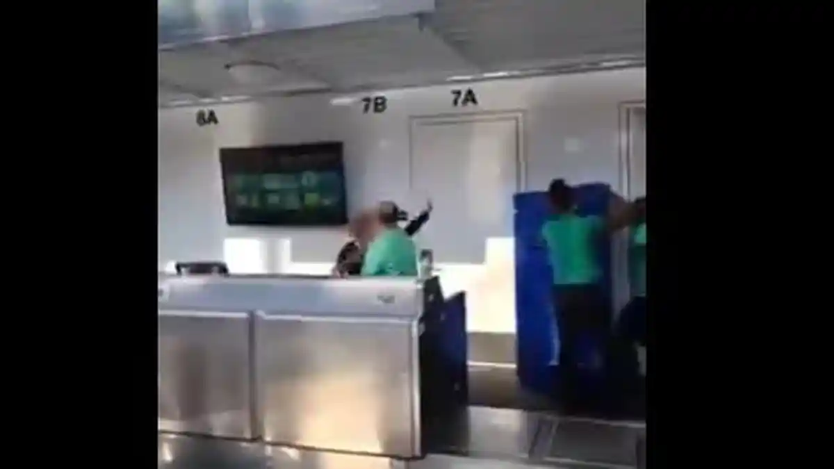 Wanita Ini Ngamuk di Bandara karena Ketinggalan Pesawat, Komputer Dibanting dan Teriak-teriak