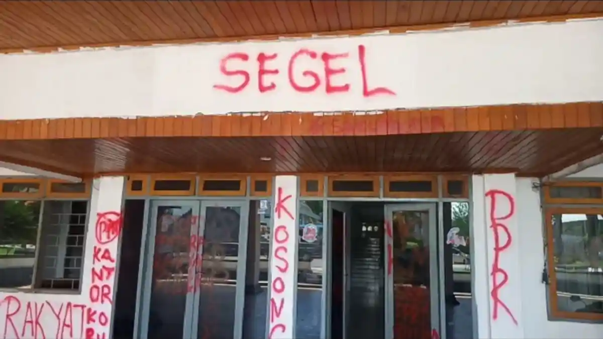 Kecewa Tak Ditemui Anggota Dewan saat Demo Tolak PPKM, Mahasiswa Coret-coret Gedung DPRD Sultra