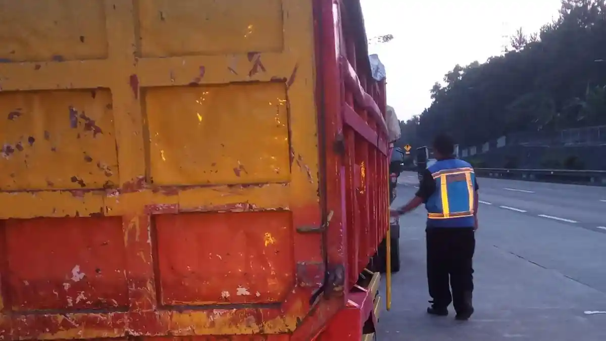 Banyak Truk Parkir di Bahu Jalan Tol, Mokhtar : Mobil Saya Pernah Hampir Nabrak