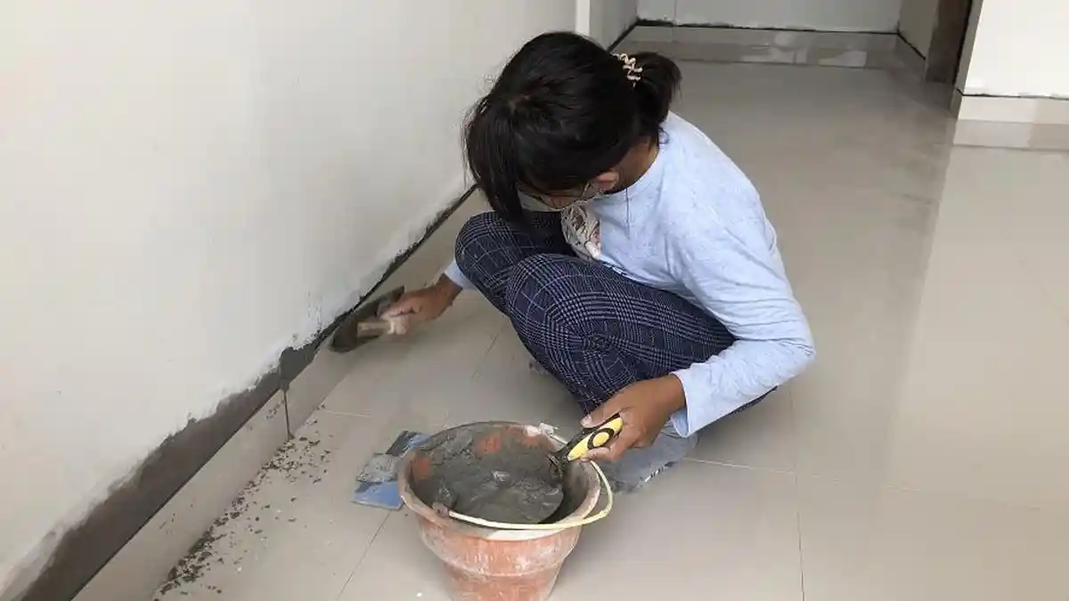 Tekad Sekuat Baja, Luh Ari Wanita Asal Buleleng Tak Gengsi Kerja Kuli Bangunan