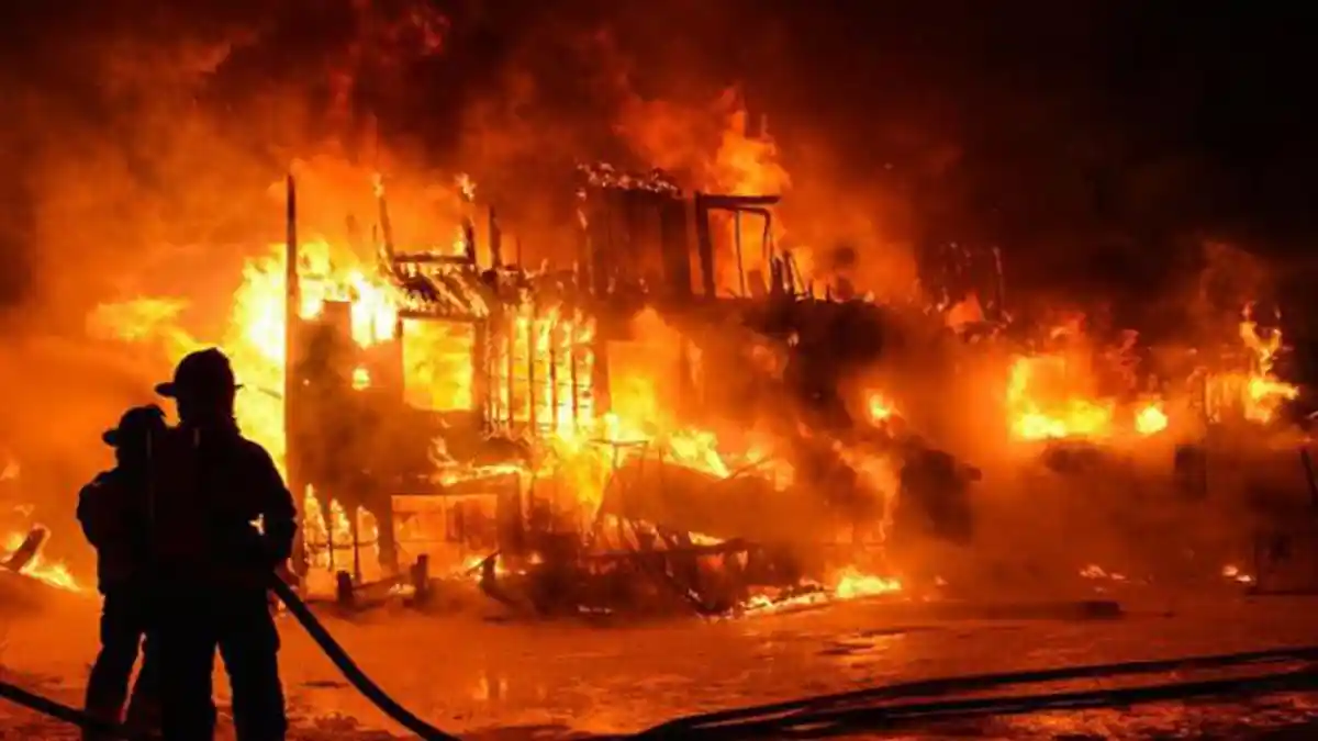BREAKING NEWS: Trafo Bengkel Bubut Nora Motor di AbdyaTerbakar Disambar Petir