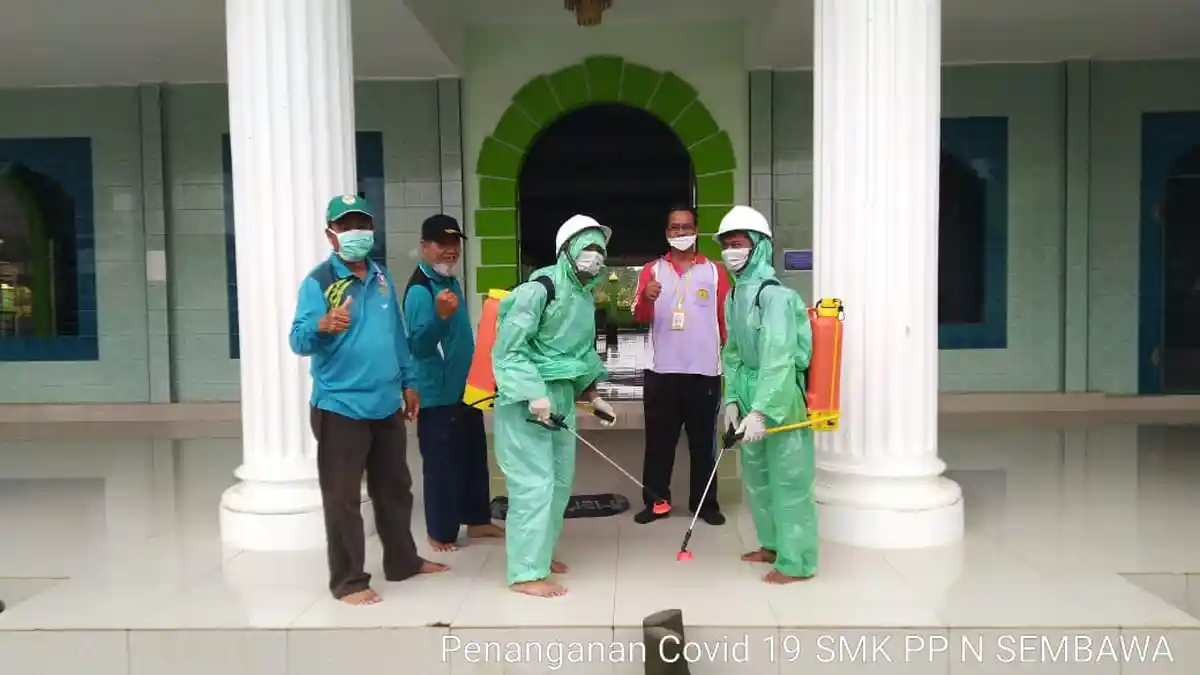 Pencegahan Covid-19 SMK PP Negeri Sembawa Lakukan Penyemprotan Disinfektan