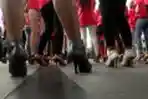 Lomba Lari Memakai Sepatu Hak Tinggi