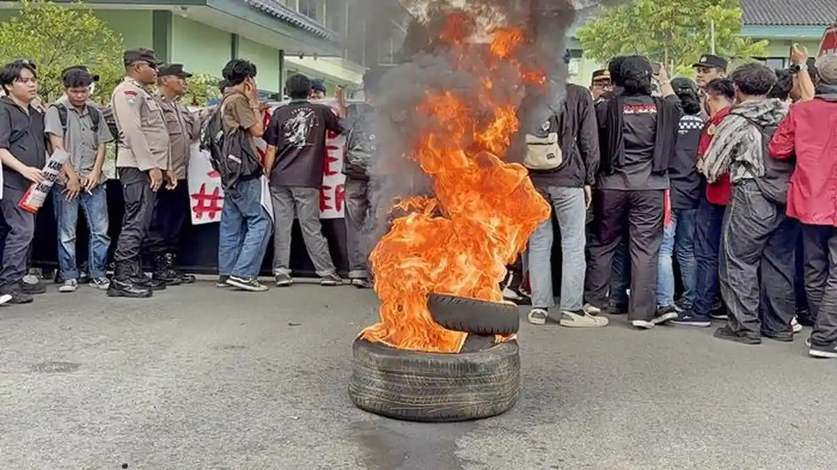 Unjuk Rasa di Markas Korem 091/ASN Samarinda Memanas, Massa Goyang Pagar dan Bakar Ban 
