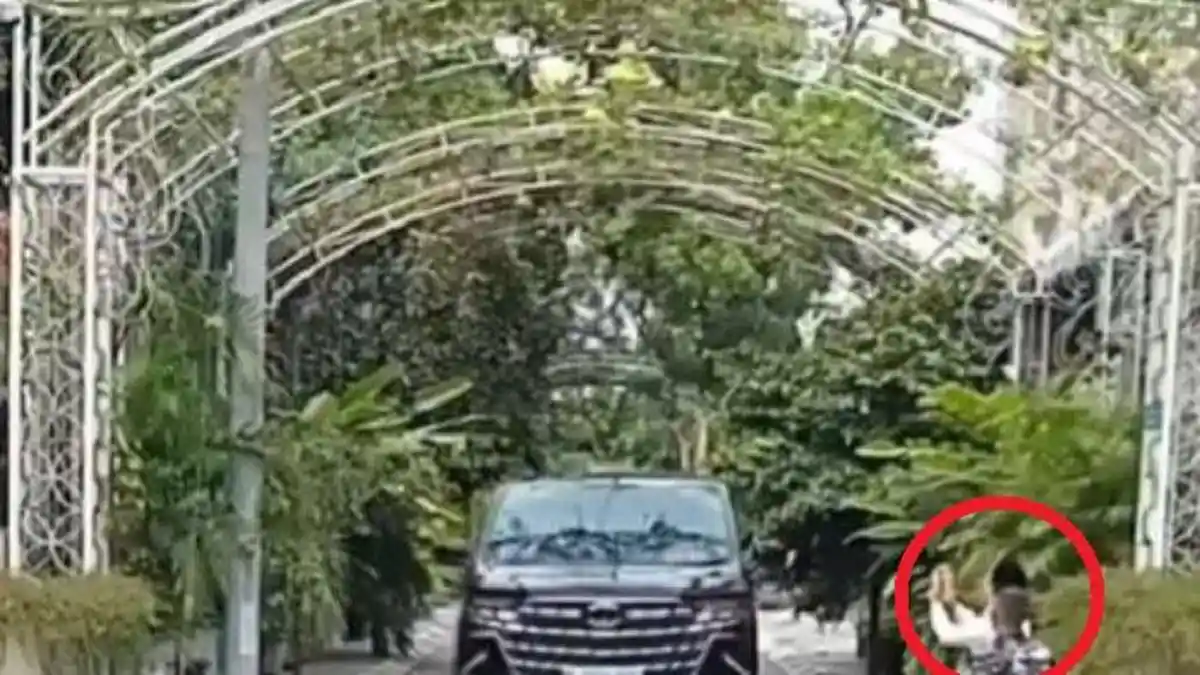 Viral Dua Warga Riau Rela Bersimpuh Demi Bertemu dengan Joko Widodo Presiden Indonesia Ke-7 di Solo