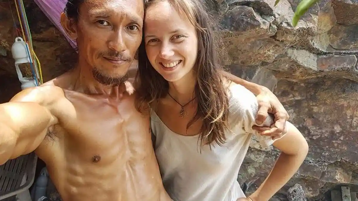 Hidup Sederhana Dalam Gua, Pria ini Malah Pikat Banyak Bule Cantik Mampir ke Rumahnya