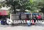 mahasiswa-asal-maluku-sedang-menunggu-kamar-mayat-di-rumah-sakit-saiful-anwar-kota-malang_20160320_122546.jpg