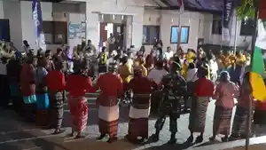 Pejabat-dan-warga-ikut-menari-Tarian-Lufut-saat-pembukaan-Festival-Manunaidj-di-Kelurahan-Manulai-II.jpg