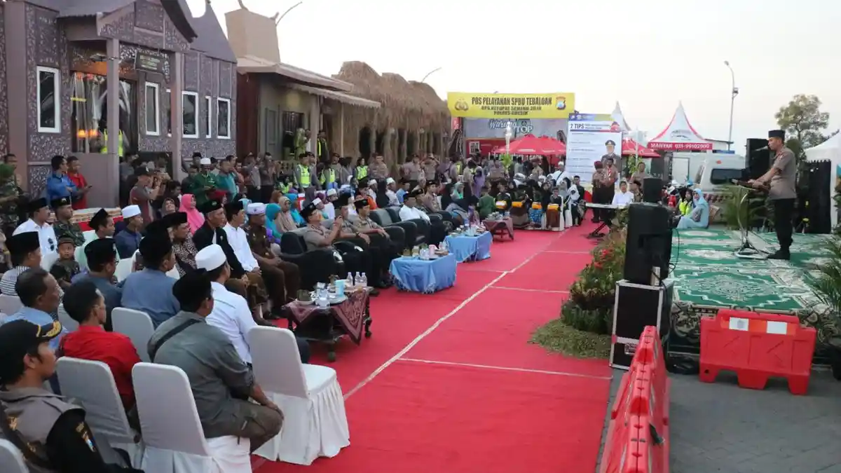 Ada Santunan Yatim Piatu dan Dhuafa di Pos Pelayanan Mudik Bergaya Miniatur Rumah Adat di Gresik