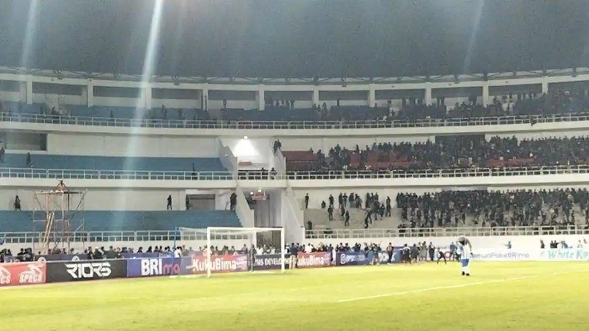 Fakta Kericuhan Suporter PSIS Semarang vs PSS Sleman: Ini Pemicunya hingga Sebabkan Korban Luka