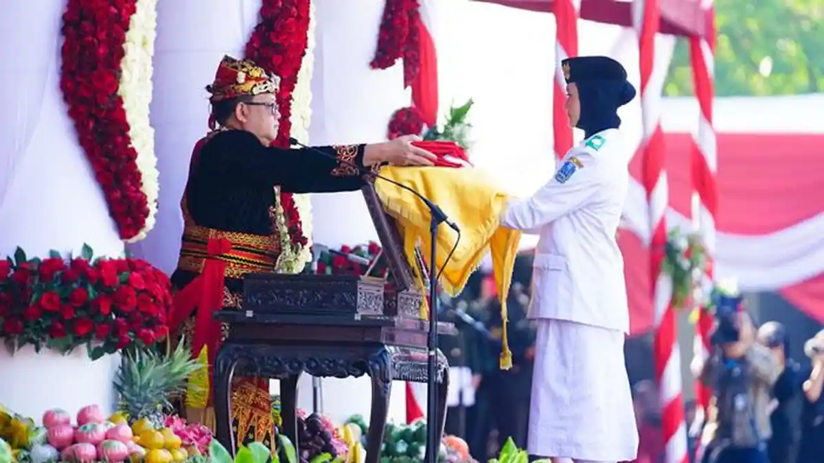 Kenakan Baju Osing di Upacara HUT RI ke-79, Pj Gubernur Adhy Ajak Isi Kemerdekaan dengan Hal Positif