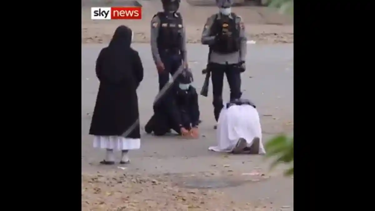 Menangis sambil Berlutut, Suster Ann Memohon Polisi Tak Menembaki Demonstran di Myanmar