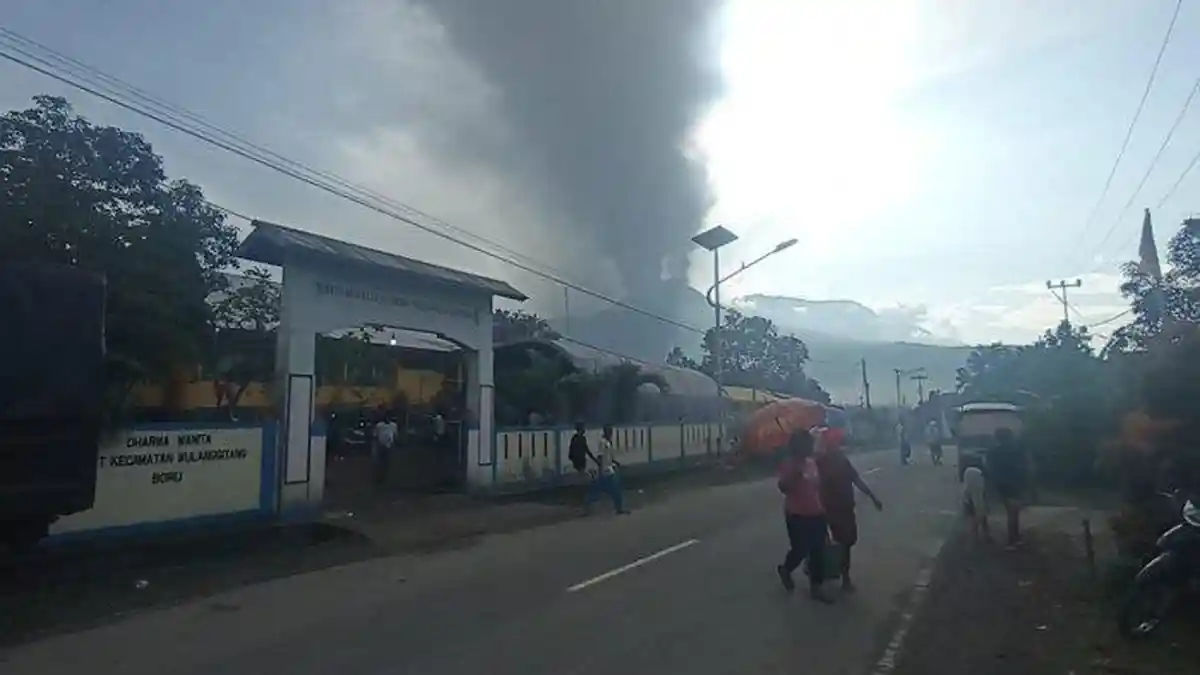 Posko Pengungsi Dihujani Abu Vulkanik Gunung Lewotobi Saat Warga Antre Sarapan