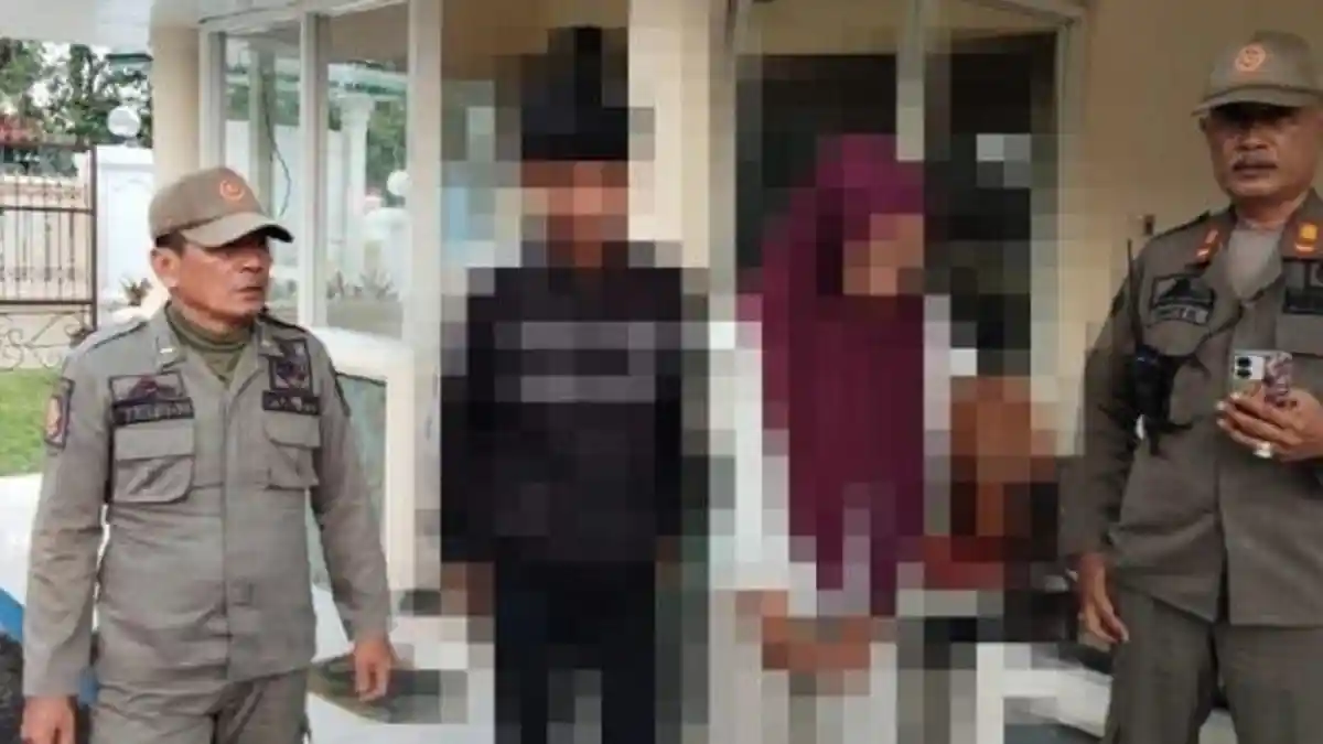 Mesra Berciuman di Alun-alun Jombang, Dua Sejoli Diciduk Satpol PP
