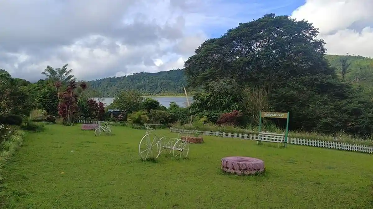 Healing View Danau? Yuk ke D’Moaat Strawberry Boltim, Spot Cantik dengan Udara Sejuk