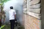 Petugas-kesehatan-Mesuji-saat-lakukan-fogging-di-Simpang-Pematang.jpg