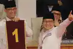 Anies-Baswedan-dan-Muhaimin-Iskandar-menunjukkan-nomor-urut-1.jpg