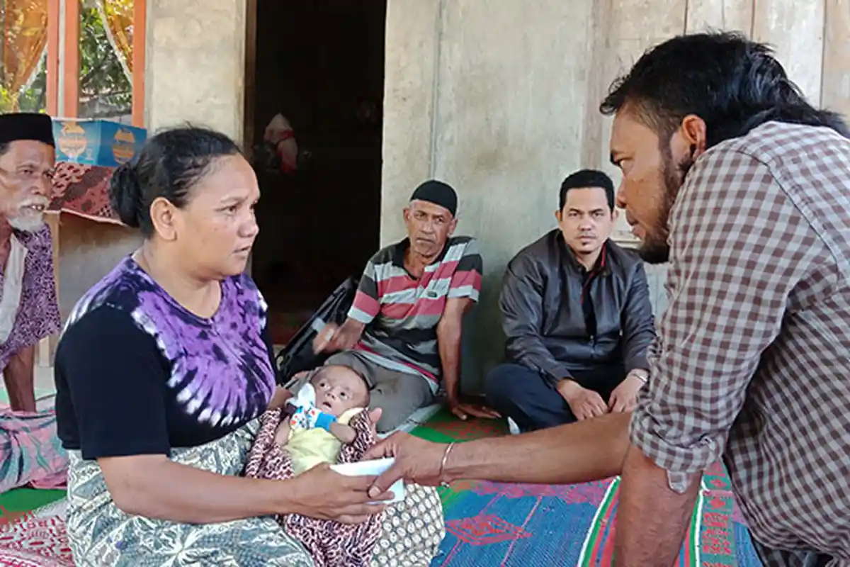 Haji Uma Tanggung Biaya Pendampingan Pengobatan Bayi Bocor Jantung di Nagan Raya