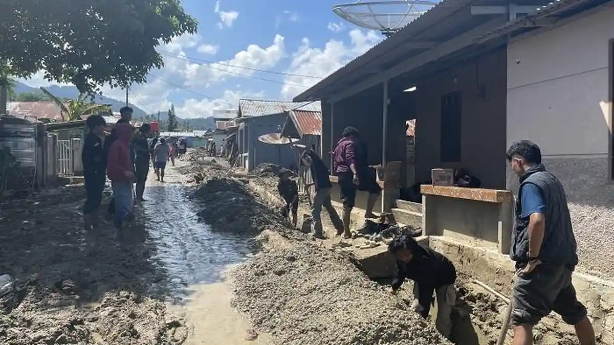 Pembersihan Terus Dilakukan di Hari Ketiga Pasca Banjir Bandang di Desa Wombo Kalonggo Donggala