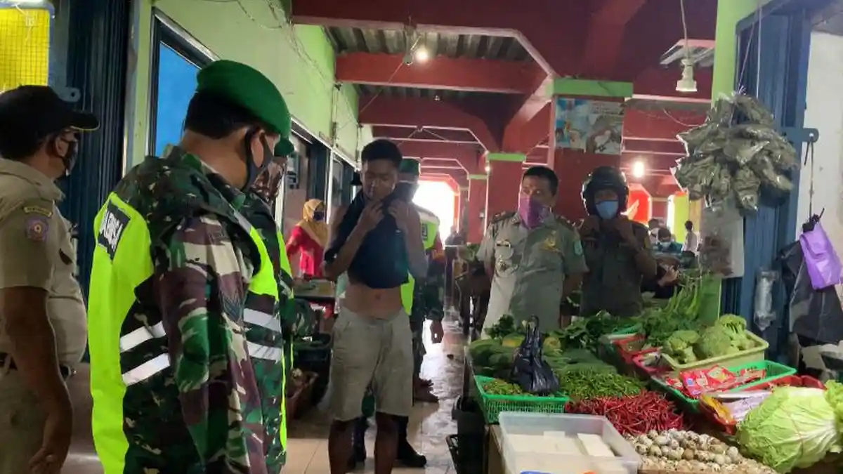Satpol PP dan TNI Razia Protokol Kesehatan di Anambas, Tegur Pemuda di Pasar Ikan Siantan