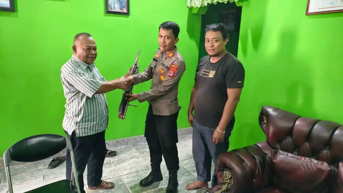 Anggota DPRD Sulteng Serahkan Senjata Rakitan Temuan Warga ke Satgas Madago Raya