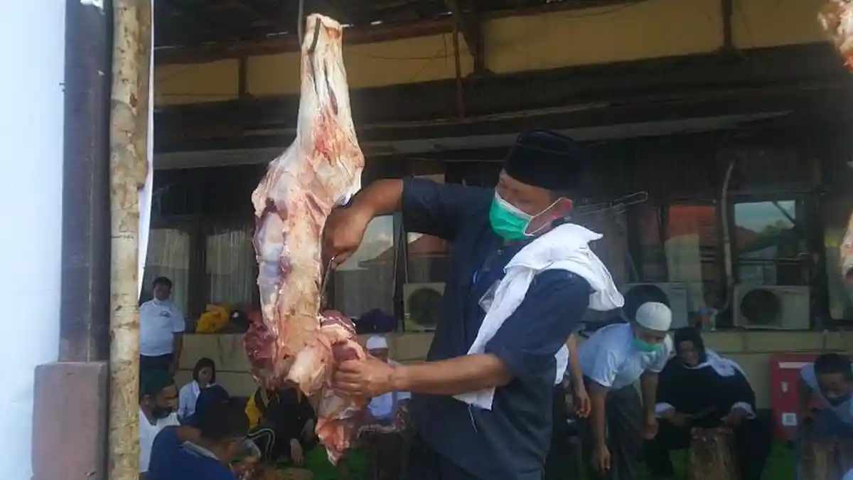 Kurban 21 Sapi dan 32 Kambing, Polresta Pontianak Sasar 2.500 Warga Yang Membutuhkan