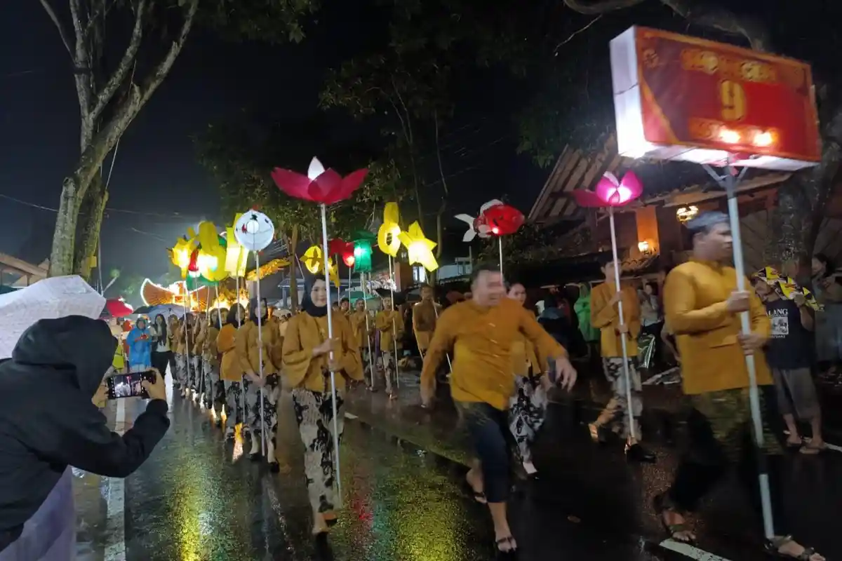 Hujan Iringi Kirab Pancasila dan Pawai Lentera di Kota Blitar